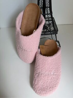 PINK Victoria's Secret Light Pink Sherpa Slip-On Women's Slippers